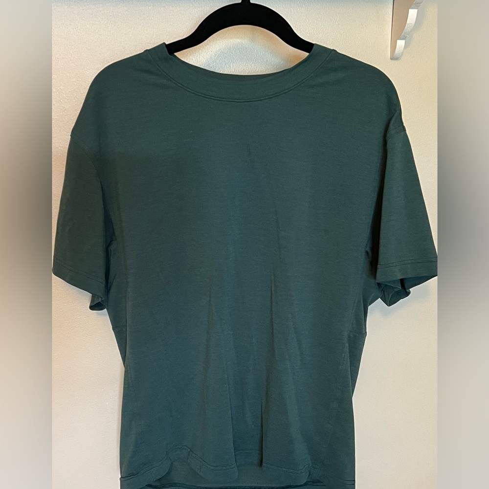 Lululemon 🍋 Men’s Easyset Training Short sleeve shirt size M/L (per size guide) - Picture 2 of 8